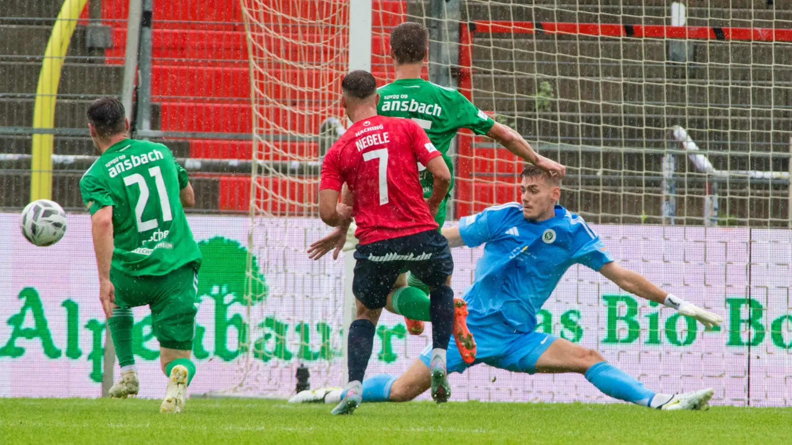 Der Ansbacher Torhüter Heiko Schiefer (blaues Trikot) konnte sich im Unterhachinger Stadion bei mehreren Großchancen der Gastgeber auszeichnen. (Foto: Robert Brouczek)