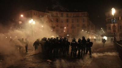 Mindestens elf Polizisten wurden bei den Krawallen verletzt. (Foto: Marco Alpozzi/LaPresse via ZUMA Press/dpa)