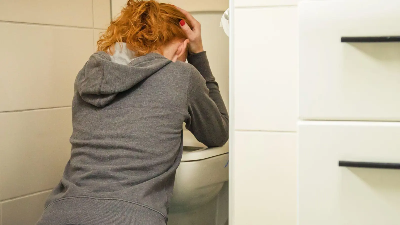 Kommen bei Brechdurchfällen Beschwerden wie starke Kreislaufprobleme, Schwindel oder Fieber hinzu, ist es ratsam einen Arzt aufzusuchen. (Foto: Christin Klose/dpa-tmn)