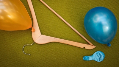 Knifflige Angelegenheit: Beim Verknoten von Luftballons ist Feinmotorik gefragt. Mit einem Hilfsmittel soll es einfacher gehen. (Foto: Christin Klose/dpa-tmn)