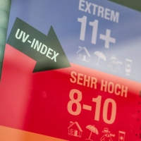 UV-Index-Tafeln informieren über den richtigen Sonnenschutz. (Archivbild) (Foto: Thomas Banneyer/dpa)