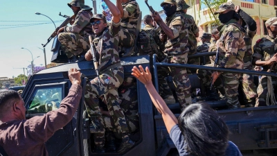 In dem Inselstaat im Indischen Ozean demonstrieren seit Ende September Zehntausende junge Menschen der „Gen Z“ - am Wochenende schlossen sich Militärs ihnen an. (Archivbild) (Foto: Mamyrael/AP/dpa)
