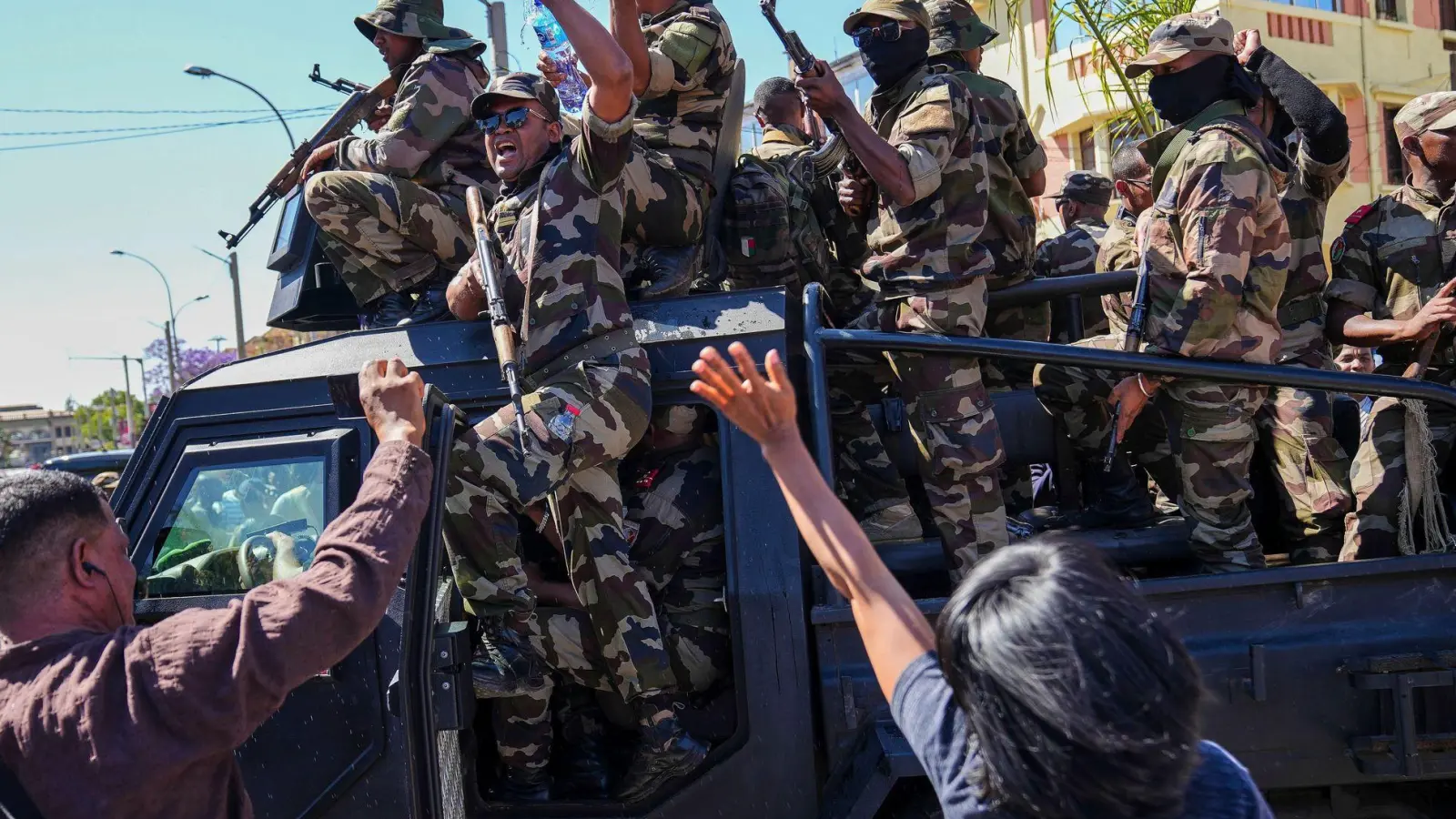 In dem Inselstaat im Indischen Ozean demonstrieren seit Ende September Zehntausende junge Menschen der „Gen Z“ - am Wochenende schlossen sich Militärs ihnen an. (Archivbild) (Foto: Mamyrael/AP/dpa)