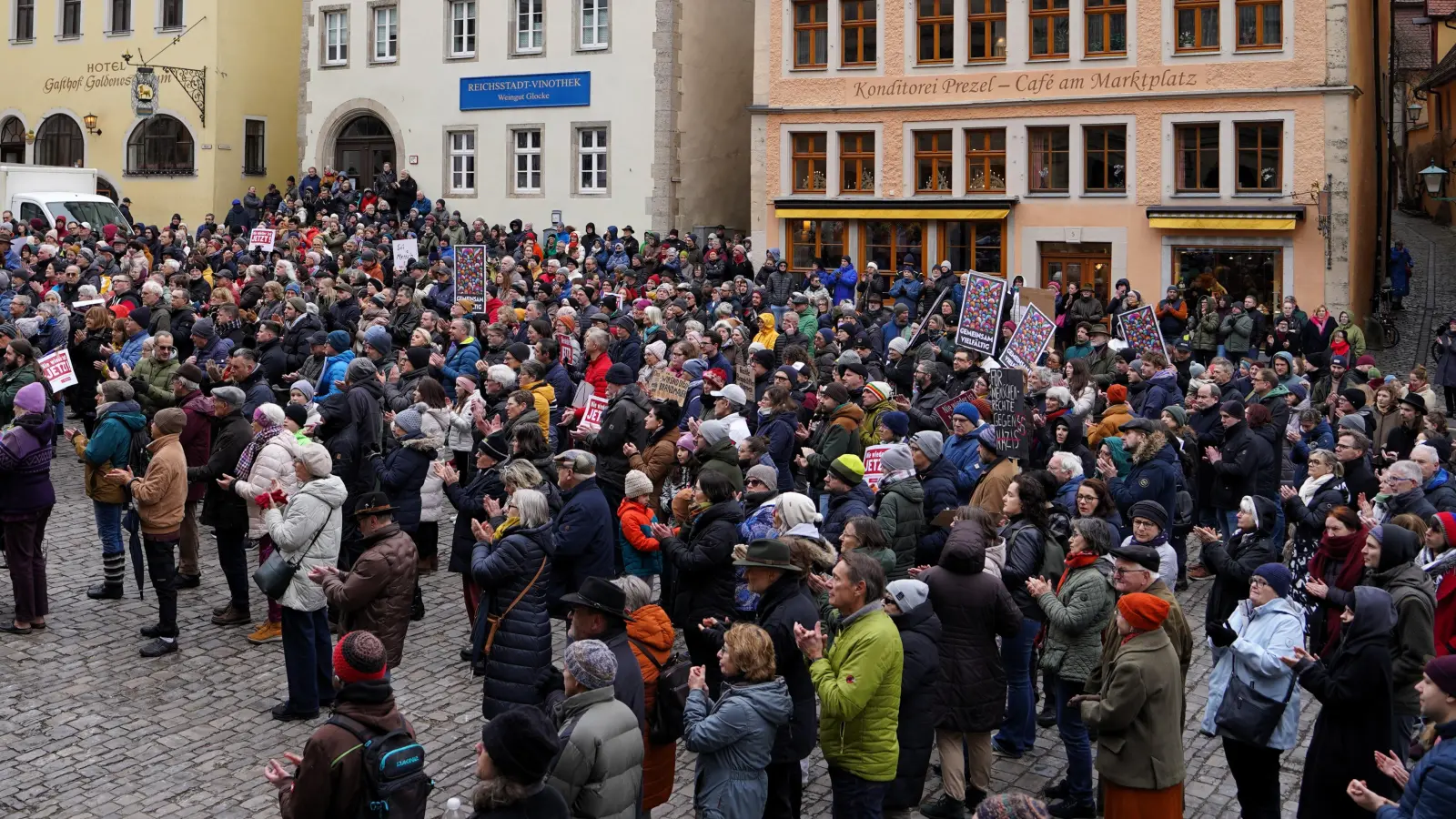 Rund 500 Menschen hatten sich für die Kundgebung auf dem Marktplatz versammelt. (Foto: Simone Hedler)