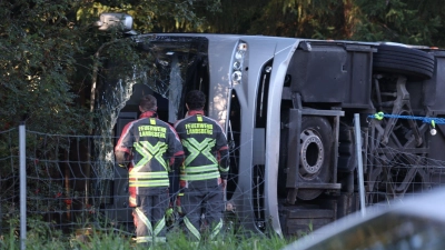 Ein Reisebus ist bei Buchloe im Allgäu von der A96 abgekommen. (Foto: Karl-Josef Hildenbrand/dpa)
