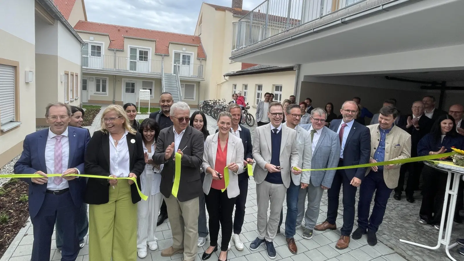 Symbolisch wurde am Montag ein Band durchschnitten. Damit war der „Internationale Pflegecampus Bad Windsheim” offiziell eingeweiht. (Foto: Gerhard Krämer)