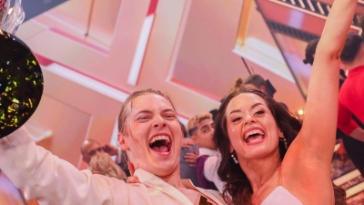 Der Favorit Gabriel Kelly, Sänger, freut sich mit Tanzpartnerin Malika Dzumaev über den Sieg und den Titel „Dancing Star 2024“. (Foto: Rolf Vennenbernd/dpa)