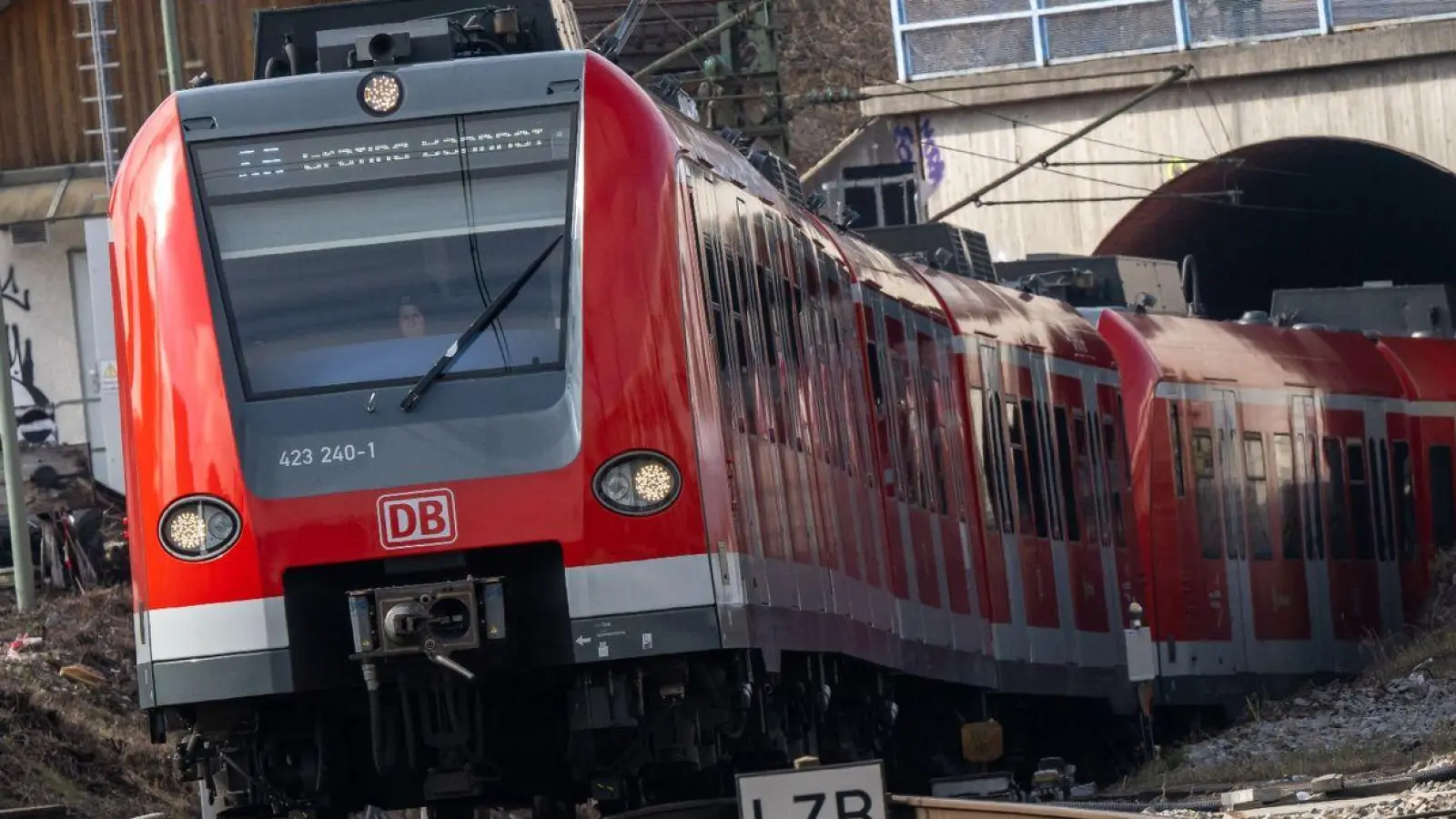 Ein Zug der Münchner S-Bahn fährt am Ostbahnhof ein. (Foto: Peter Kneffel/dpa/Archivbild)