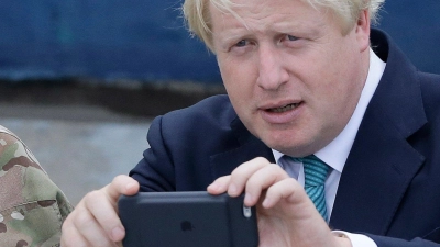 Boris Johnson muss sich an den Zugangscode für sein Handy erinnern. (Foto: Sunday Alamba/AP/dpa)