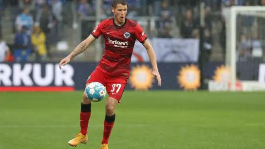 Soll vor dem Wechsel zum FC Kaiserslautern stehen: Erik Durm von Eintracht Frankfurt. (Foto: Friso Gentsch/dpa)