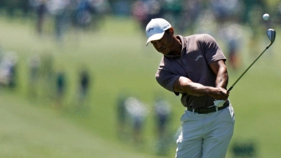 Schreibt erneut Golf-Geschichte: Tiger Woods. (Foto: Charlie Riedel/AP/dpa)