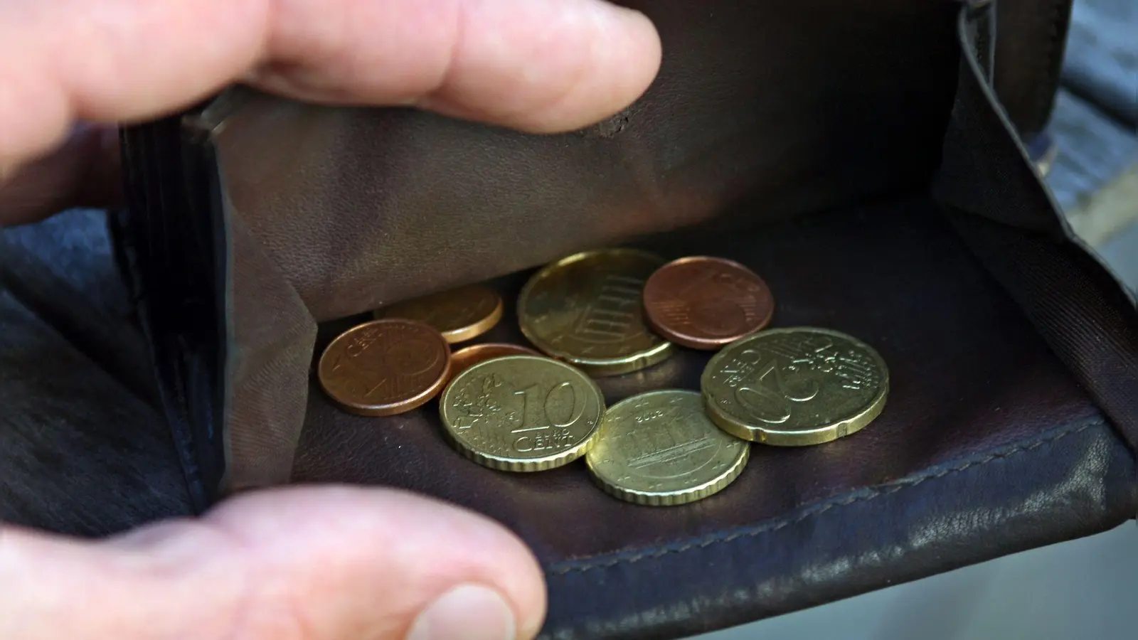 Wenn das Geld in besonderen Lebenslagen nicht reicht, springt der Staat ein. Die Zahl der Betroffenen legte zuletzt deutlich zu. (Symbolbild) (Foto: Karl-Josef Hildenbrand/dpa)
