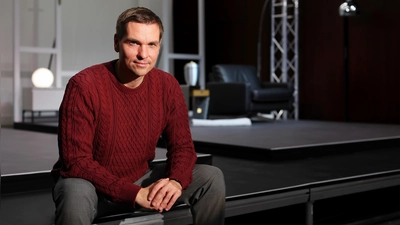 Inszeniert zum Beginn „Einszweiundzwanzig vor dem Ende“: Bartholomäus Pakulski, der neue Schauspielleiter am Theater Ansbach. (Foto: Thomas Wirth)