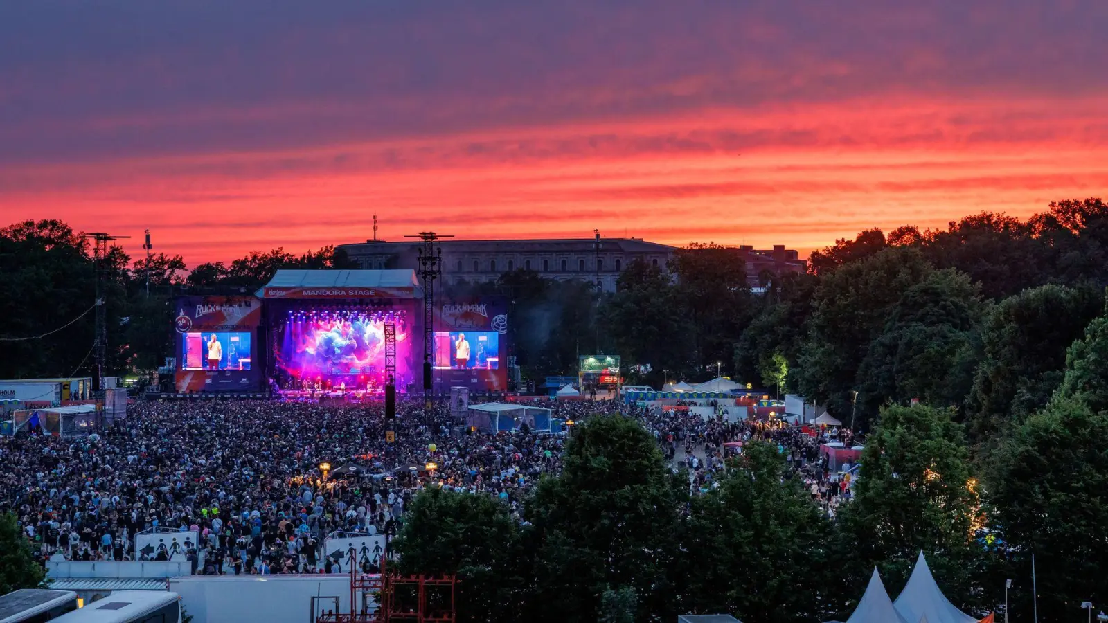 Auch die Besucher von Rock im Park müssen sich in Nürnberg auf Regen einstellen. (Foto: Daniel Karmann/dpa)