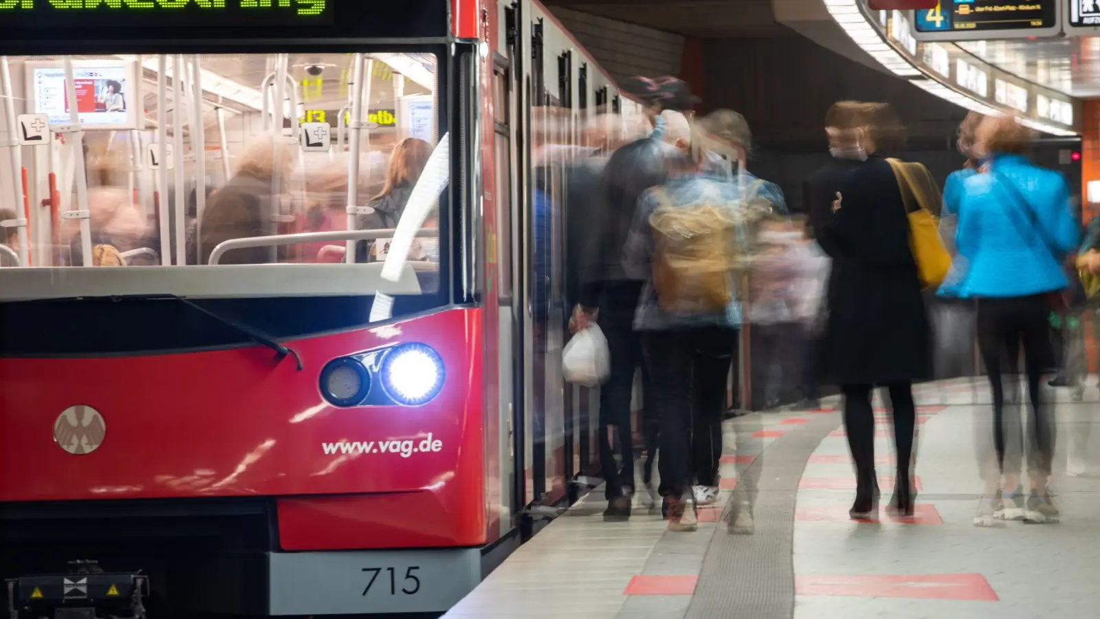 In Nürnberg ist das öffentliche WLAN in U-Bahnen und Bussen laut den Verkehrsbetrieben vor allem für junge Menschen attraktiv. (Archivbild) (Foto: Daniel Karmann/dpa)