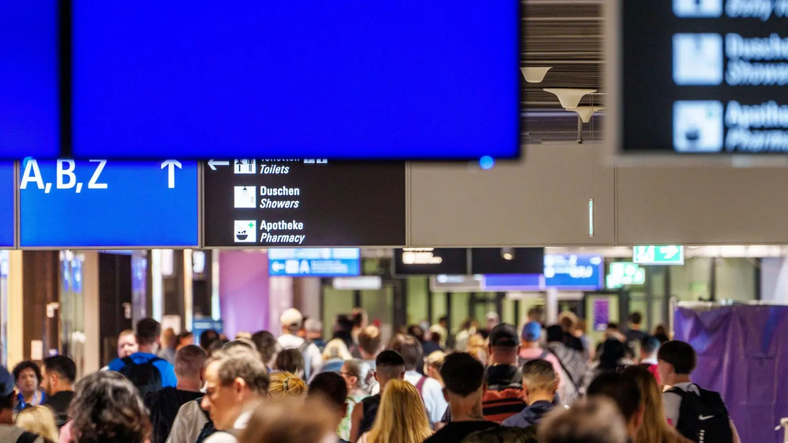 Im Sommer-Hochbetrieb sorgt das neue EU-Grenzverfahren für zusätzliche Wartezeiten am Flughafen. (Symbolbild) (Foto: Andreas Arnold/dpa)