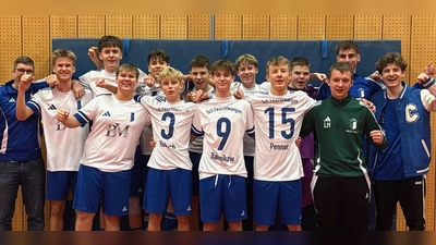 Das erfolgreiche Feuchtwanger U17-Team, hintere Reihe von links: Co-Trainer Ralf Hübsch, Linus Hähnlein, Linus Bär, Anton Hedler, Elias Hahn, Leo Gottwald, Alex Mayer, Trainer Benni Burggraf, Johannes Zeisel. Vorne von links: David Schuster, Lasse Hübsch, Vale Bannikow, Maddox Penner, Co-Trainer Lukas Hirsch. (Foto: Martin Beck)