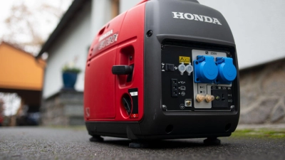 Dieser Stromerzeuger schafft ein paar Geräte, kein ganzes Haus. Und damit alles sicher bleibt, betreibt man ihn nur draußen, wo die Abgase ungehindert abziehen können. (Foto: Franziska Gabbert/dpa-tmn)