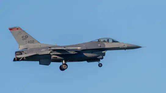 Ein Kampfflugzeug vom Typ F-16 während eines Übungsflugs. (Foto: Harald Tittel/dpa)