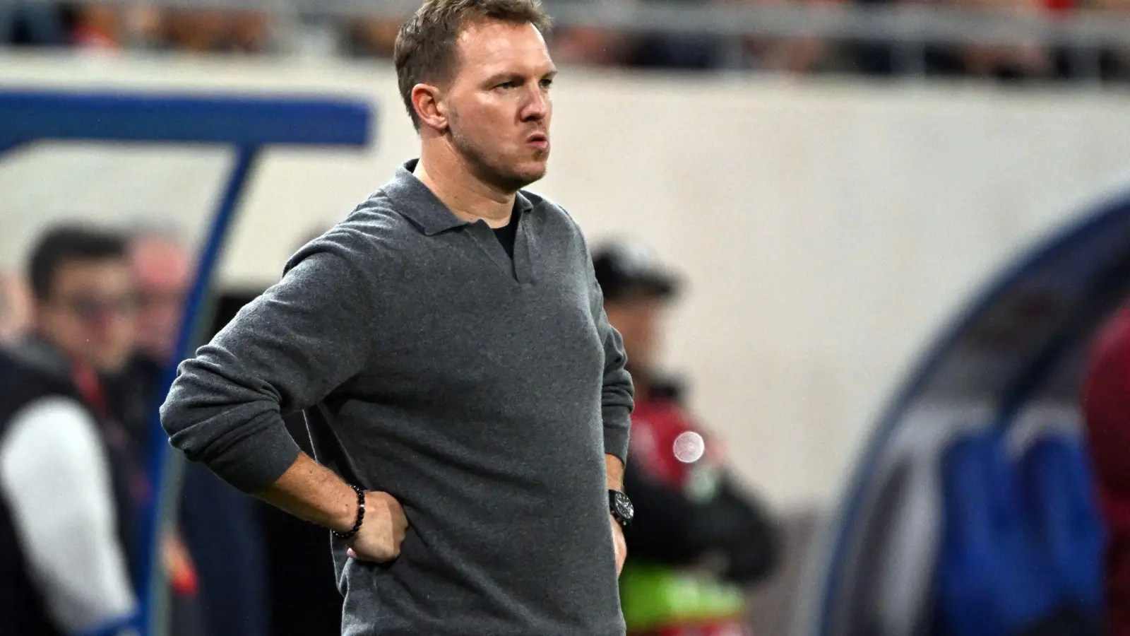 Julian Nagelsmann blickt skeptisch auf das Spielfeld.  (Foto: Federico Gambarini/dpa)