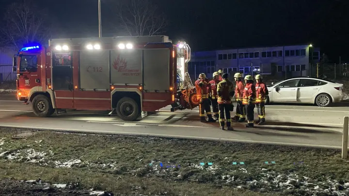 Feuerwehrkräfte sicherten die Unfallstelle in Neusitz (Landkreis Ansbach). (Foto: Clarissa Kleinschrot)