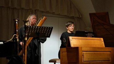 Ursula Bruckdorfer (links) stellte beim Dozentenkonzert der Berufsfachschule für Musik in Dinkelsbühl Fagottinstrumente aus drei Jahrhunderten vor. Begleitet wurde sie dabei unter anderem von ihrer Kollegin Martina Fiedler. (Foto: Elke Walter)