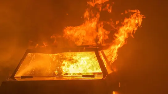 Ein Auto steht in Flammen. (Foto: David Young/dpa/Symbolbild)