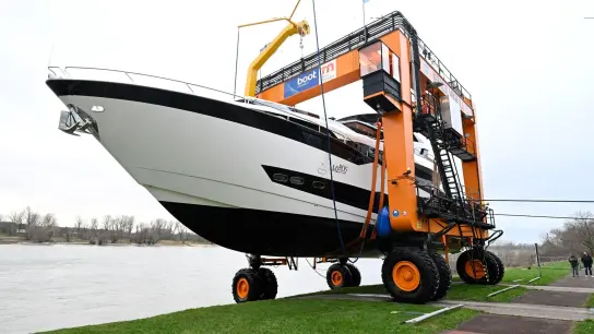 Messekran „Big Willi“ hebt nach dreijähriger Corona-Zwangspause der „boot Düsseldor“ die 85 Tonnen schwere Yacht Sunseaker 95Y aus dem Rhein. (Foto: Roberto Pfeil/dpa)