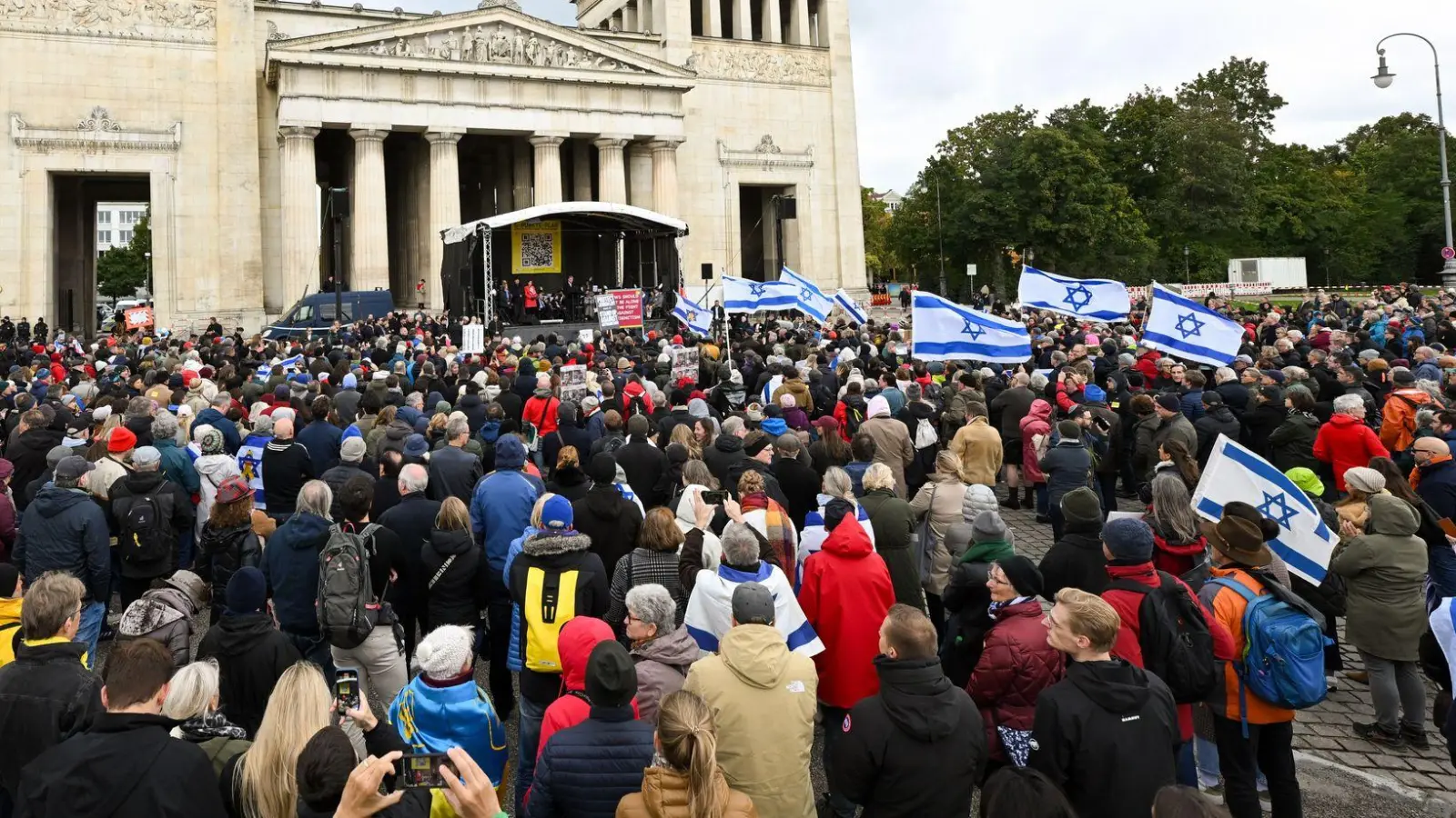 Menschen stehen bei der Kundgebung „Dach gegen Hass“ gegen Antisemitismus am Königsplatz in München. (Foto: Tobias Hase/dpa)