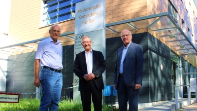 Anfang September 2023 vor dem Eingang zum Krankenhaus (von links): Walter Hartl, Dr. Rainer Hoffmann und Hans-Peter Nitt warten, dass ihre Petition endlich behandelt wird. (Foto: Clarissa Kleinschrot)