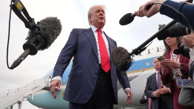 Trump schaltet sich aus Schottland in den Konflikt ein.  (Foto: Jacquelyn Martin/AP/dpa)
