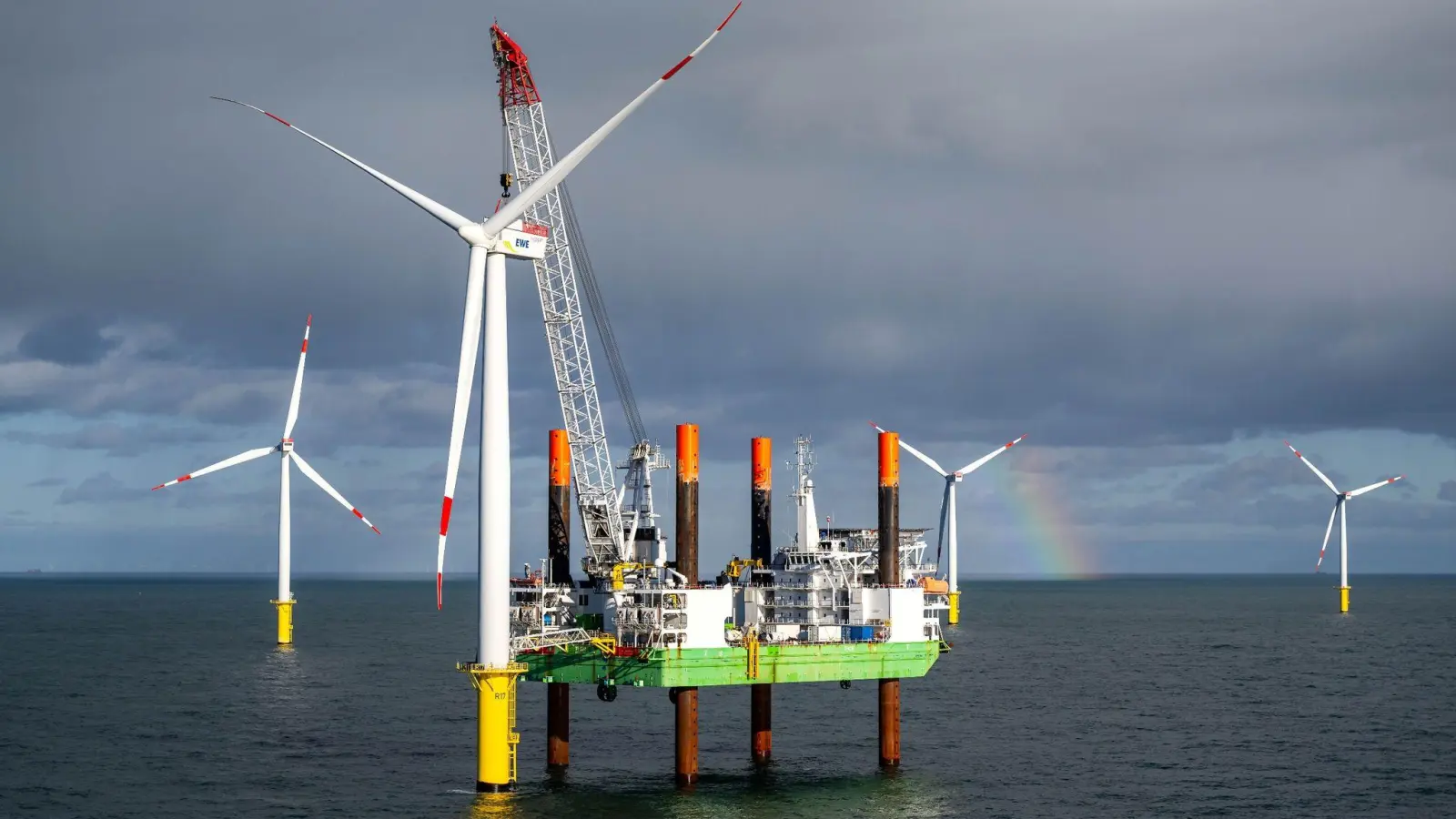 Das Offshore-Windkraftanlagen-Errichterschiff „Thor“ im Windpark Riffgat, rund 15 Kilometer nördlich der Insel Borkum. Windpark Riffgat war der allererste kommerzielle deutsche Windpark in der Nordsee. (Foto: Sina Schuldt/dpa)