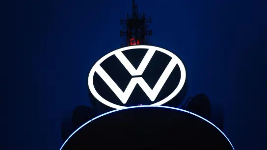 Das Volkswagen-Logo. Der Autobauer will sich unabhängiger von Zulieferern aus Asien machen. (Foto: Ole Spata/dpa)