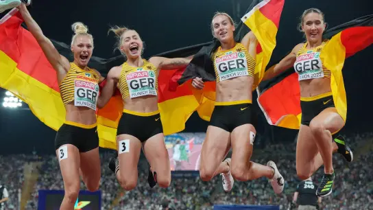 Die goldene Sprint-Staffel der EM: Lisa Meyer (l-r), Gina Lückenkemper, Alexandra Burghardt und Rebekka Haase. (Foto: Soeren Stache/dpa)