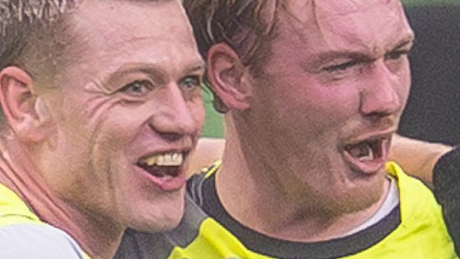 Julian Brandt (r) jubelt mit Julian Ryerson über seinen Treffer. (Foto: David Inderlied/dpa)