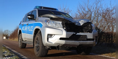 Ein Fahrzeug der US-Militärpolizei kam bei Obereichenbach von der B14 ab und erfasste eine Fußgängerin, die tödliche Verletzungen erlitt.  (Foto: NEWS5 / Felix Besold)