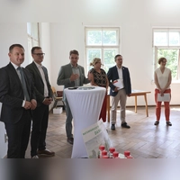 Die beiden Landräte Johannes Maciejonczyk (Bamberg) und Dr. Christian von Dobschütz (Neustadt/Aisch-Bad Windsheim), Scheinfelds Bürgermeister Theodor Schell, die Landtagsabgeordneten Gabi Schmidt und Werner Stieglitz sowie Naturpark-Geschäftsführerin Sandra Baritsch (von links) freuten sich, dass es mit dem geplanten Naturparkzentrum ein entscheidendes Stück vorangegangen ist. (Foto: Andreas Reum)