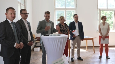 Die beiden Landräte Johannes Maciejonczyk (Bamberg) und Dr. Christian von Dobschütz (Neustadt/Aisch-Bad Windsheim), Scheinfelds Bürgermeister Theodor Schell, die Landtagsabgeordneten Gabi Schmidt und Werner Stieglitz sowie Naturpark-Geschäftsführerin Sandra Baritsch (von links) freuten sich, dass es mit dem geplanten Naturparkzentrum ein entscheidendes Stück vorangegangen ist. (Foto: Andreas Reum)