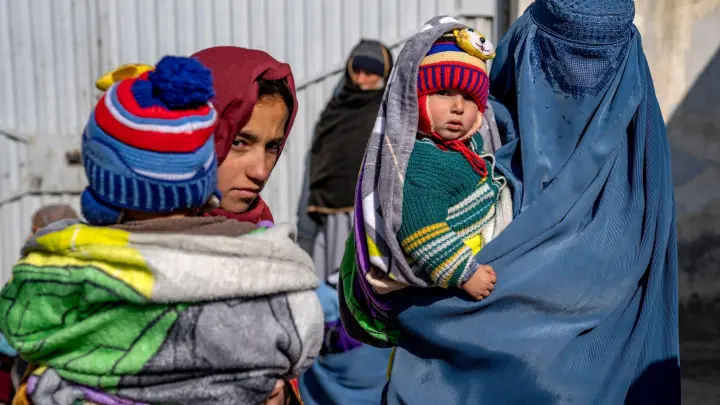 Mütter und Babys, die an Unterernährung leiden, warten in einer Klinik des Welternährungsprogramms (WFP) in Kabul auf Hilfe. Laut UN-Ernährungsorganisation haben die Unterernährungsraten in Afghanistan ein Rekordhoch erreicht. (Foto: Ebrahim Noroozi/AP/dpa)