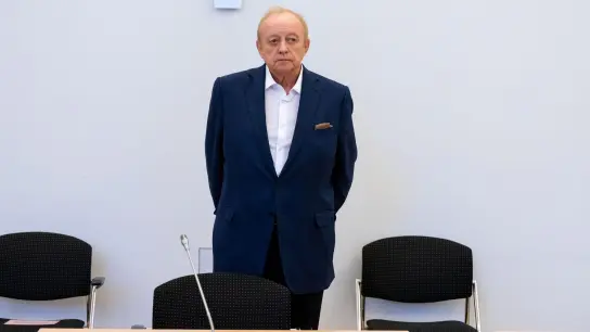 Alfons Schuhbeck, Koch und Unternehmer, steht vor Prozessbeginn als Angeklagter im Gerichtssaal im Landgericht München I. (Foto: Sven Hoppe/dpa)