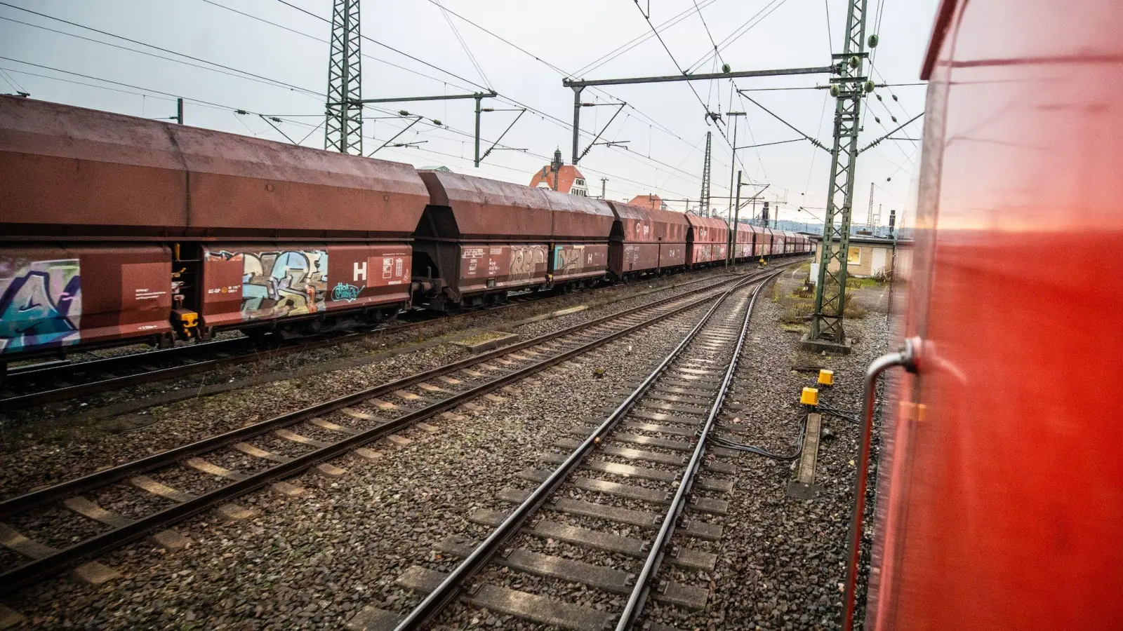 Ein Güterzug, beladen mit Kohle, am Bahnhof in Plochingen, Baden-Württemberg. (Foto: Christoph Schmidt/dpa)