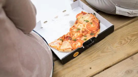 Stark verschmutzte Pizzakartons gehören nach Ansicht der Verbraucher Initiative nicht ins Altpapier. (Foto: Christin Klose/dpa-tmn)