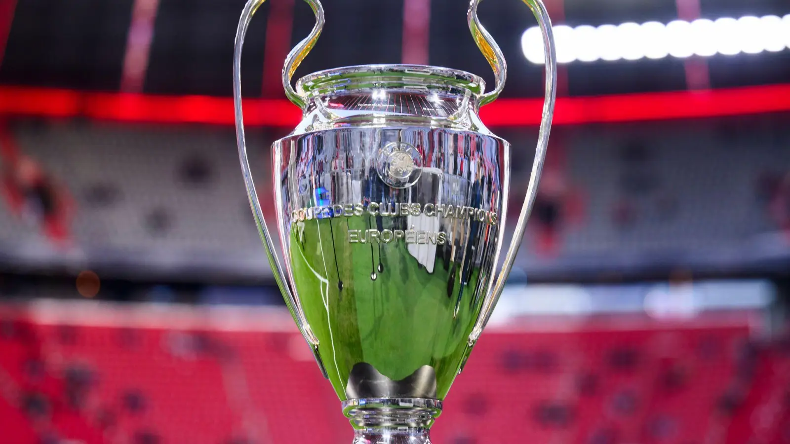 Der Champions-League-Pokal in der Münchner Allianz Arena. (Foto: Tom Weller/dpa)
