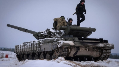 Nach Angaben des Kiewer Generalstabs gehen die heftigen Gefechte am Boden weiter. (Foto: Efrem Lukatsky/AP/dpa)