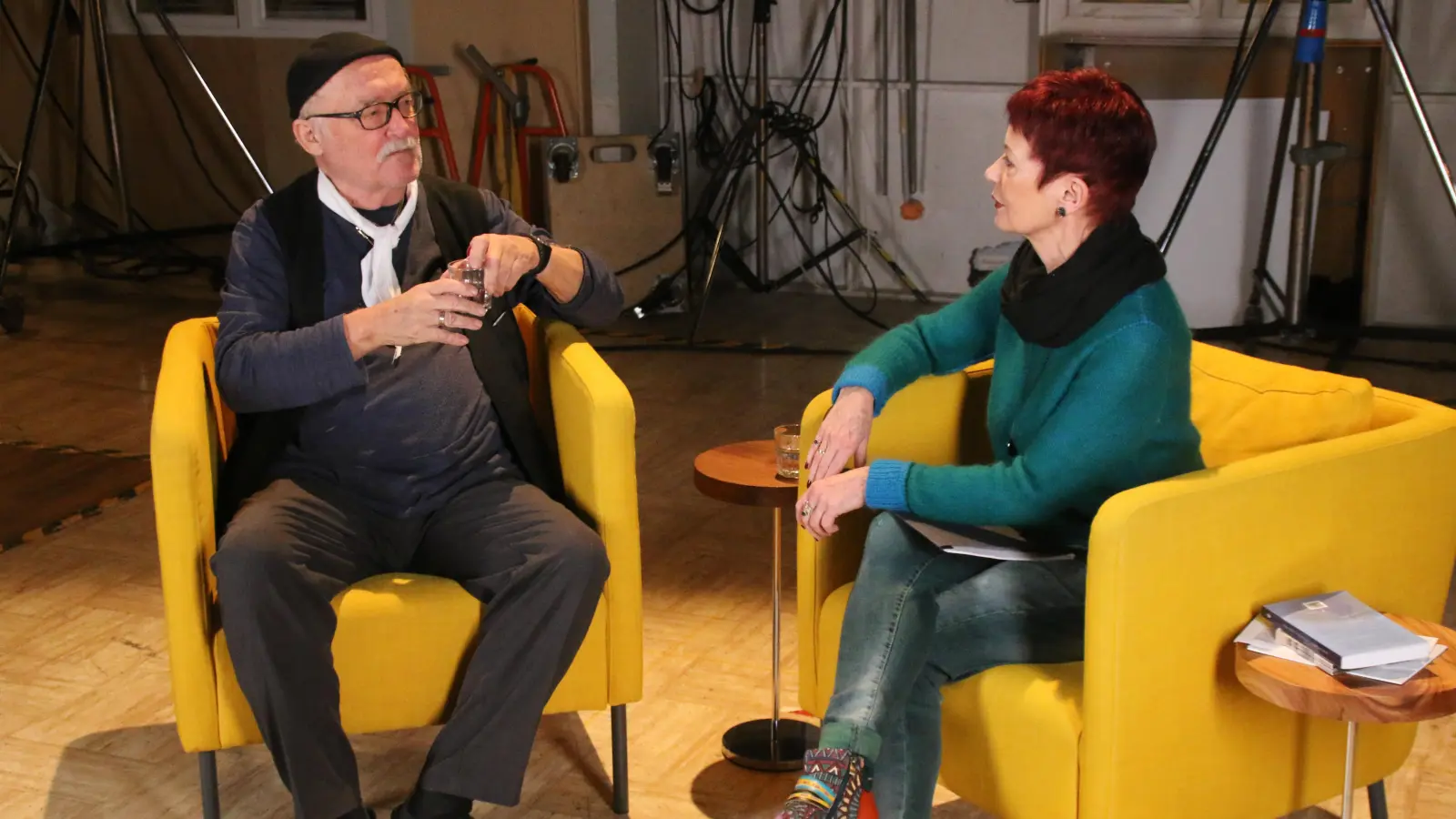 Brigitte McNeill im Gespräch mit Lindenstraßen-Regisseur Hans W. Geißendörfer. Dieser lebte in der Reihenhaussiedlung „Tabor“, der Keimzelle für das Drehbuch. (Foto: Killen McNeill)