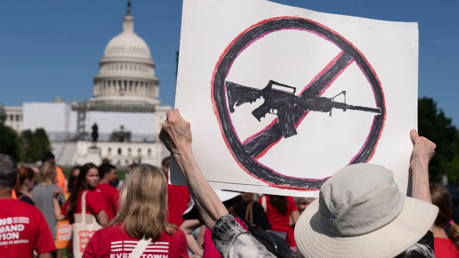 Demonstranten vor dem US-Kapitol fordern nach dem Massaker im texanischen Uvalde schärfere Waffengesetze. (Foto: Alex Brandon/AP/dpa)