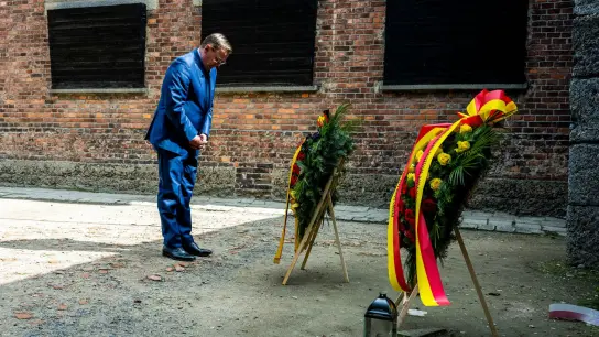 Bundesratspräsident Bodo Ramelow (Linke) legt in der Gedenkstätte Auschwitz-Birkenau einen Kranz nieder. (Foto: Jacob Schröter/Staatskanzlei Thüringen/dpa)