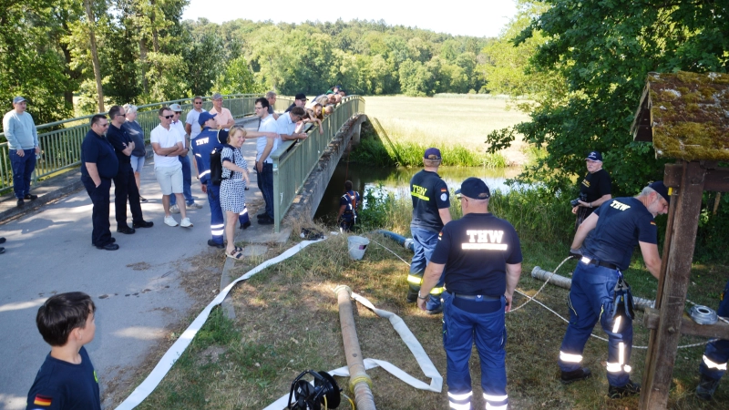 Verschiedenste Pumpentechniken wurden von den THW-Gruppen an der Wörnitz beim Übungstag auf dem Volksfestplatz in Wassertrüdingen getestet. (Foto: Peter Tippl)