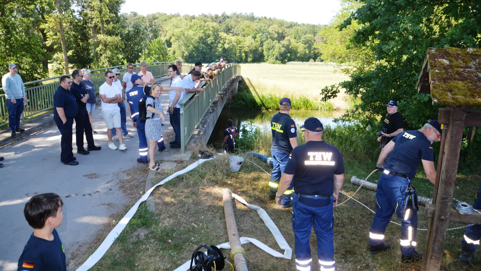 Verschiedenste Pumpentechniken wurden von den THW-Gruppen an der Wörnitz beim Übungstag auf dem Volksfestplatz in Wassertrüdingen getestet. (Foto: Peter Tippl)