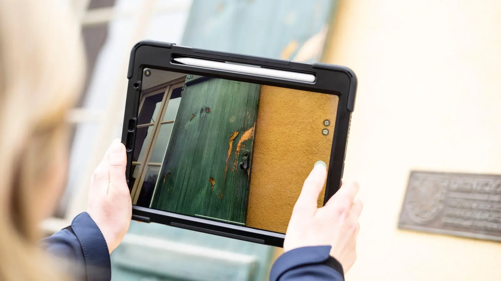 Wichtig: die Schäden, die der Versicherer regulieren soll, dokumentieren - etwa durch Fotos oder Videos. (Foto: Alexander Prautzsch/dpa-tmn)